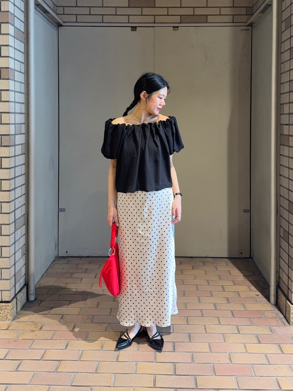 ブラック系のシャツ/ブラウス、ホワイト系のスカート、ブラック系のパンプスを着用したレディースの夏コーディネートの1枚目の写真