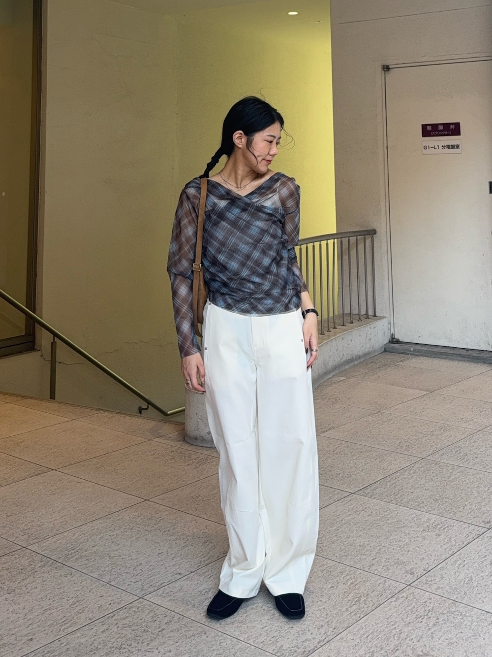 ブラウン系のその他トップス、ホワイト系のその他パンツ、ブラック系のその他シューズを着用したレディースの秋コーディネートの1枚目の写真