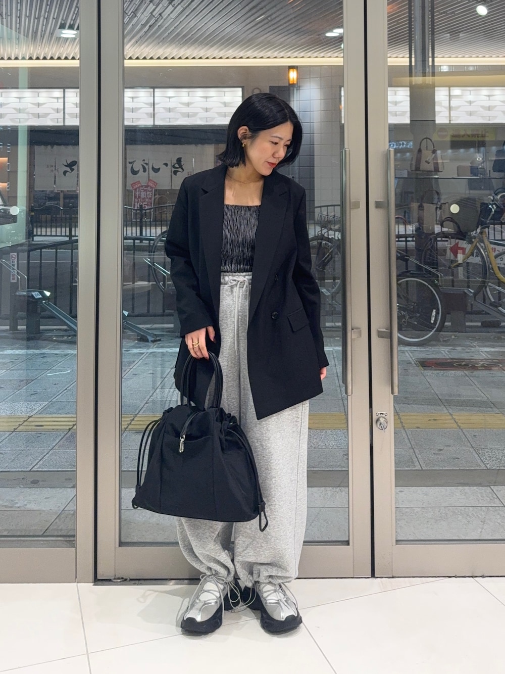 ブラック系のその他アウター、グレー系のキャミソール、グレー系のその他パンツを着用したレディースの秋コーディネートの1枚目の写真