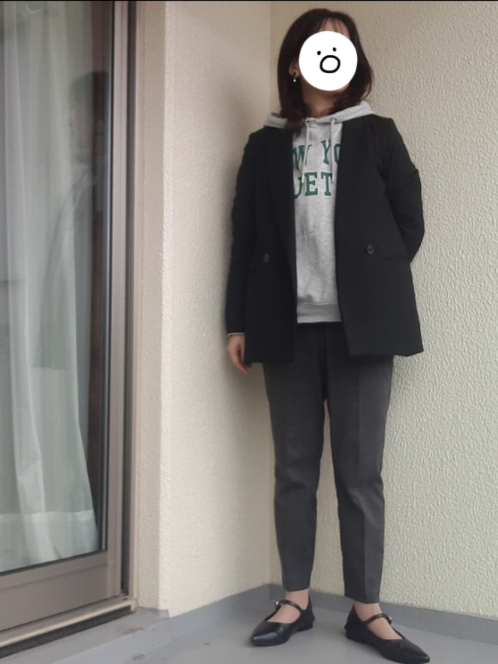 「パンツスタイル、シガレットパンツ、パーカー」｜「H&Mのアイテム（パーカー、グレー系）」を使った、jamさん（レディース・161cm）の春コーディネートの1枚目の写真