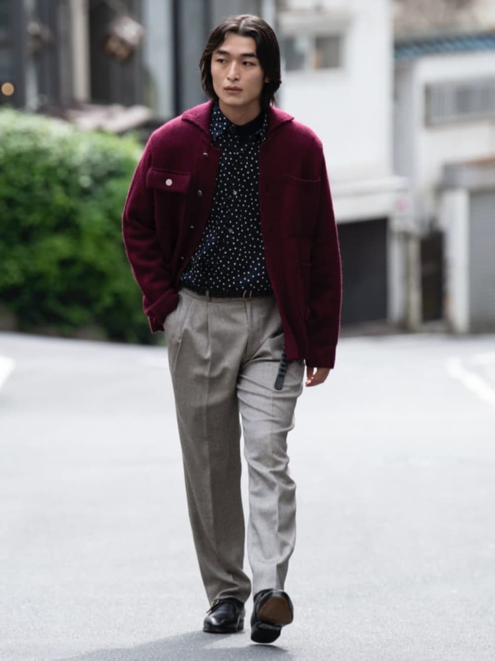 「TOMORROWLAND、TOMORROWLAND tricot、トゥモローランド、柄シャツ、ニットジャケット、ニットブルゾン、ボルドー、プリーツパンツ」｜「TOMORROWLAND のTOMORROWLAND tricot ハイランドウール ニットブルゾン（ニット/セーター、レッド系）」を使った、Isogai_TOMORROWLANDさん（メンズ・180cm）の秋コーディネートの1枚目の写真
