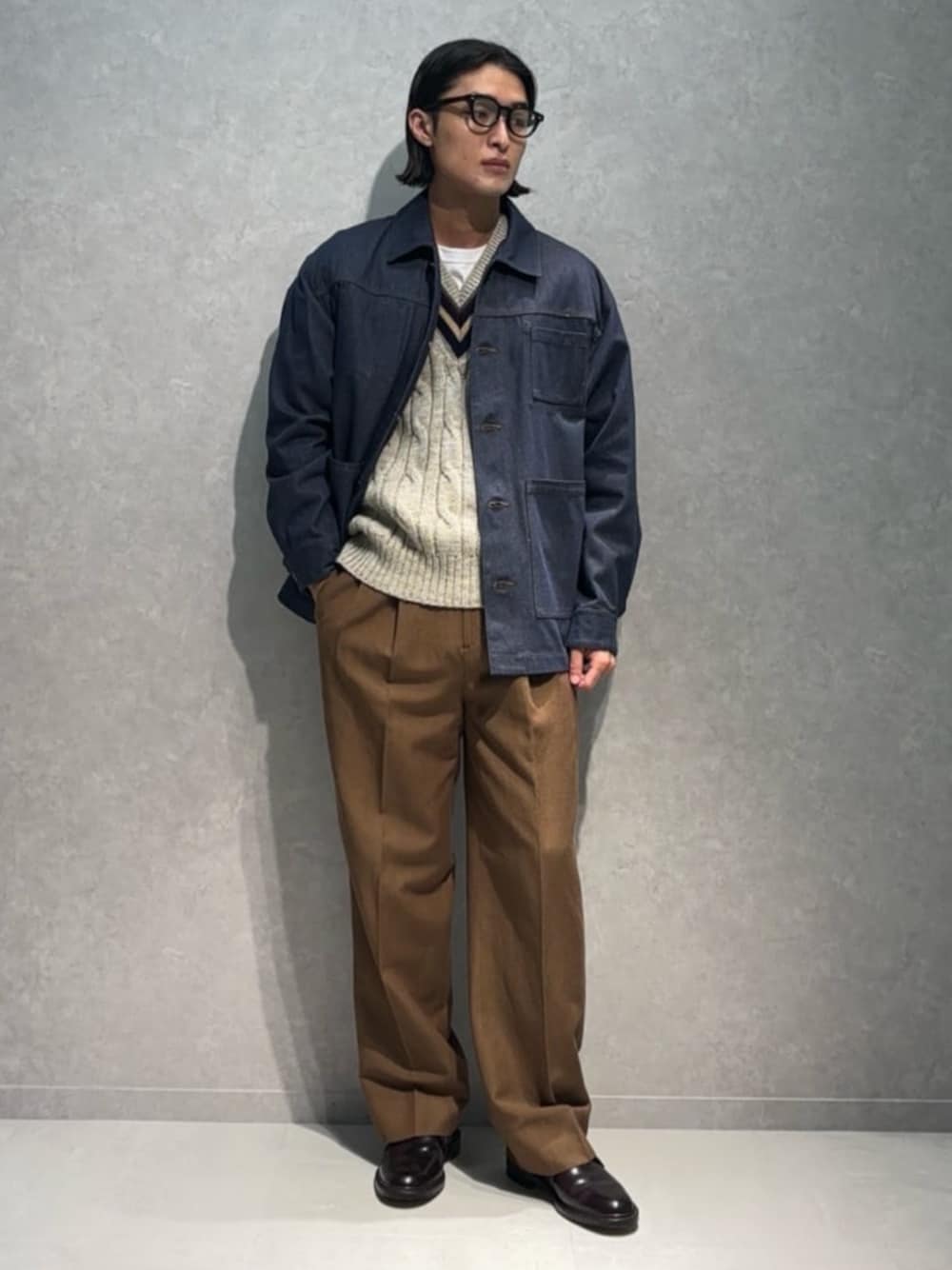 「TOMORROWLAND、トゥモローランド、caban、TOMORROWLAND PILGRIM、別注、クリケットセーター、デニムジャケット、カバーオール、ユニセックス、デニムシャツ」｜「TOMORROWLAND のコットンデニム ウエスタンシャツ（シャツ/ブラウス、ブルー系）」を使った、Isogai_TOMORROWLANDさん（メンズ・180cm）の秋コーディネートの1枚目の写真