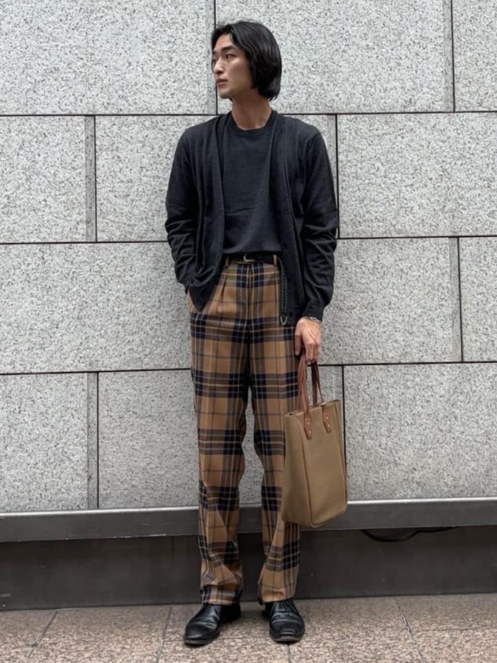 「TOMORROWLAND、トゥモローランド、TOMORROWLAND tricot、SegeN、カーディガン、クルーネックニット、アンサンブル、チェックパンツ、カジュアル」｜「TOMORROWLAND のTOMORROWLAND TRICOT スーパーファインメリノウール Vネックカーディガン（カーディガン/ボレロ、グレー系）」を使った、Isogai_TOMORROWLANDさん（メンズ・180cm）の秋コーディネートの1枚目の写真