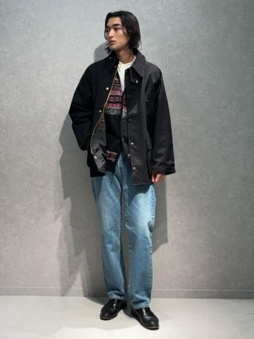 「TOMORROWLAND、トゥモローランド、barbour、BEDALE、TOMORROWLAND tricot、EDWIN、ブルゾン、別注、デニム、ジャカードニット、フェアアイル、カーディガン」｜「TOMORROWLAND の【別注】Barbour Bedale ウールコットン ブルゾン（ブルゾン、ブラック系）」を使った、Isogai_TOMORROWLANDさん（メンズ・180cm）の秋コーディネートの1枚目の写真