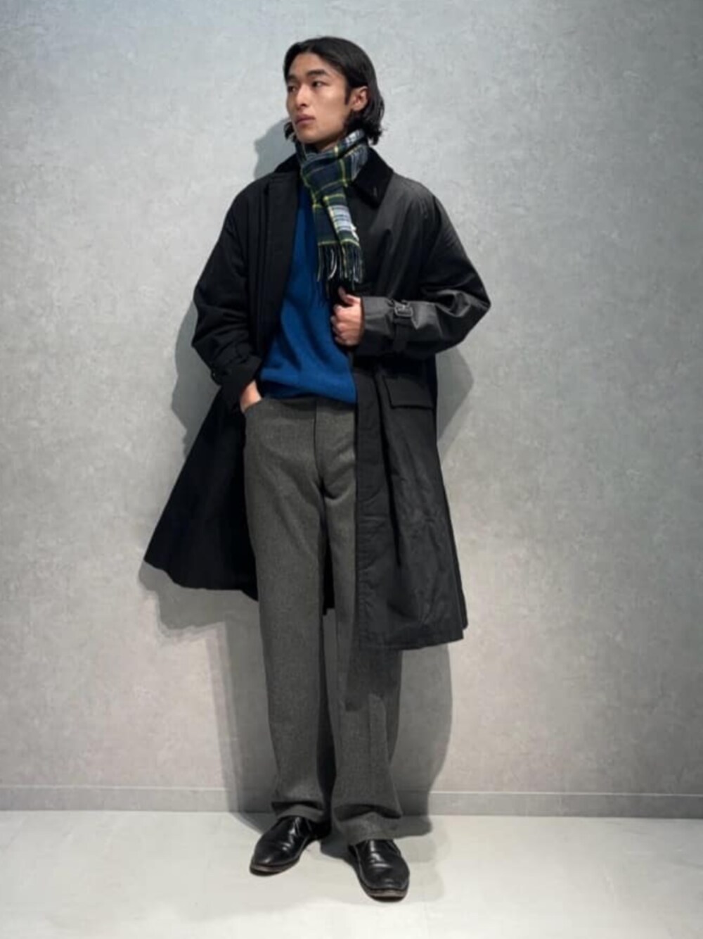 「TOMORROWLAND、トゥモローランド、TOMORROWLAND tricot、LOCHCAARRON of SCOTLAND、別注、wlanglar、ホースライディングコート、ワックスドコットン、ステンカラーコート、チェックマフラー、クルーネックニット、ブルー」｜「TOMORROWLAND のワックスドコットン ホースライディングコート（ダッフルコート、ブラック系）」を使った、Isogai_TOMORROWLANDさん（メンズ・180cm）の冬コーディネートの1枚目の写真