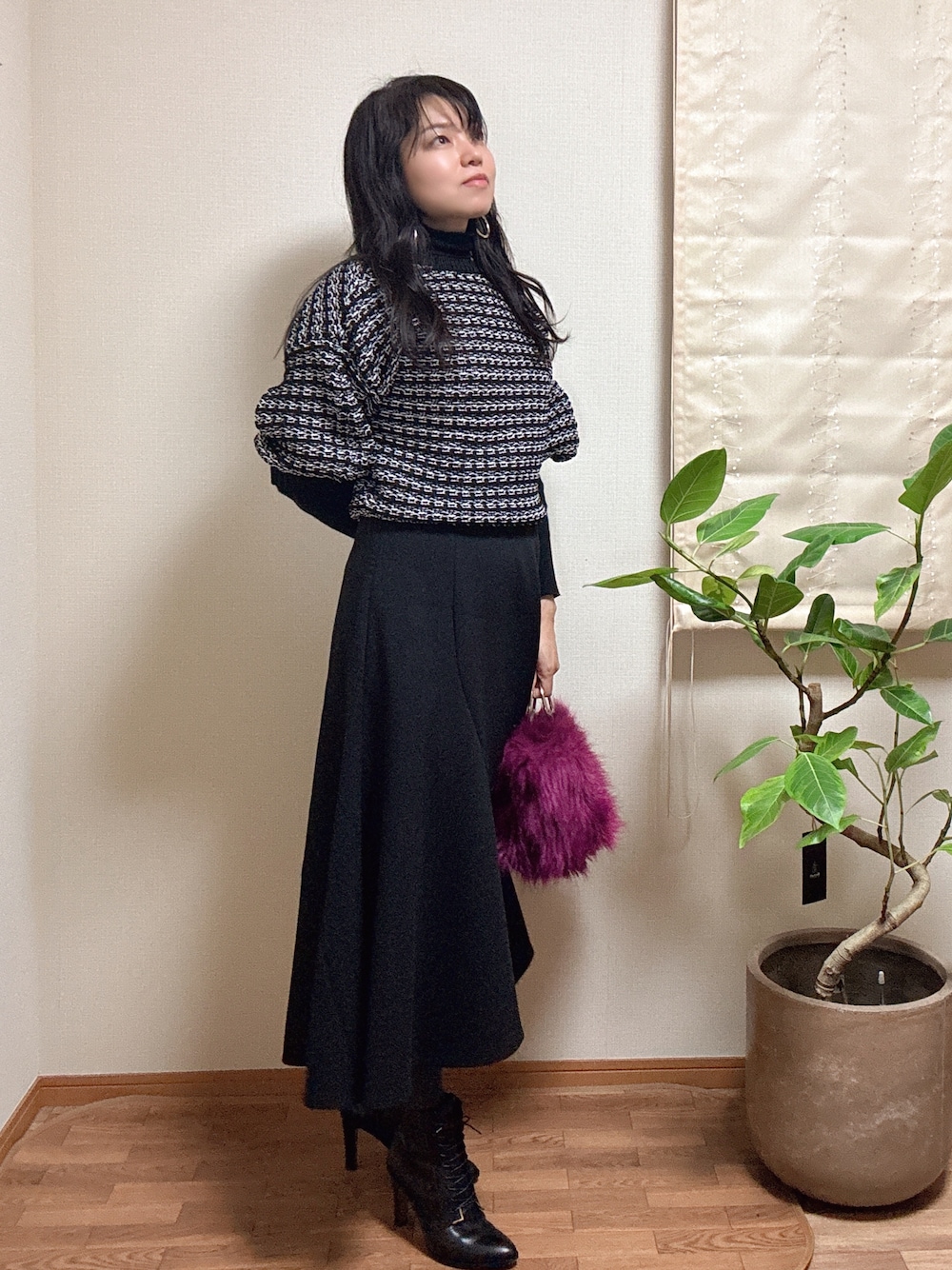 ブラック系のスカート、ブラック系のニット/セーターを着用したレディースの冬コーディネートの1枚目の写真