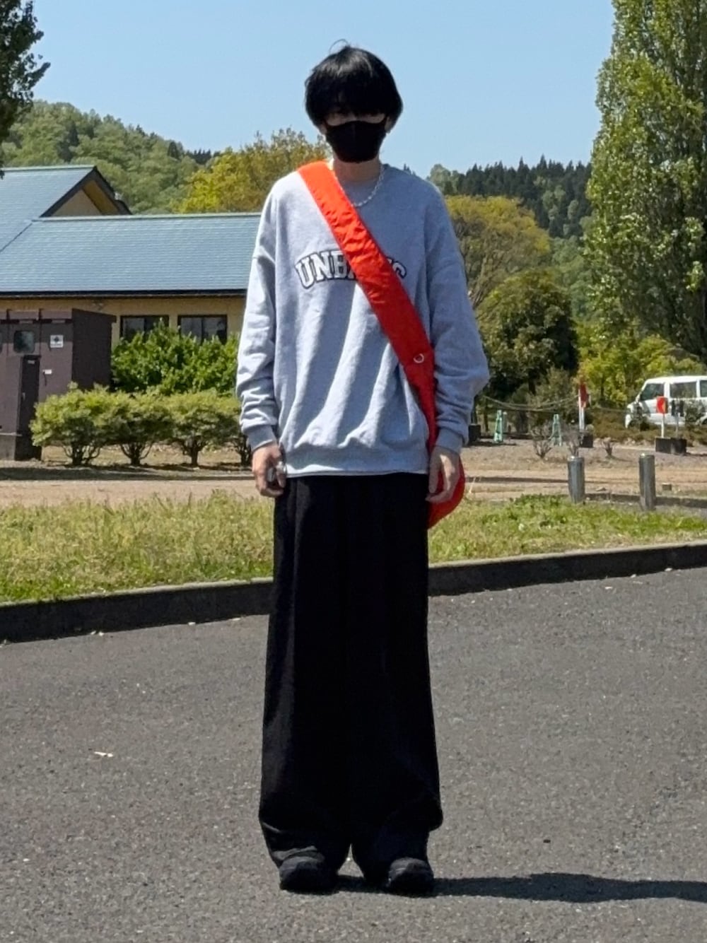 「レイヤードスタイル、お出かけコーデ、オトナカジュアル、シンプルスタイル、春コーデ、スニーカーコーデ、リラックススタイル、ショルダーバッグ、春夏コーデ、スニーカー、最近のいい感じコーデ、休日スタイル、ストリートコーデ、低身長コーデ」｜「remerのloose un-classic straight wide PT / ルーズアンクラシックストレートワイドパンツ（その他パンツ、ブラック系）」を使った、mor…さん（メンズ・168cm）の春コーディネートの1枚目の写真