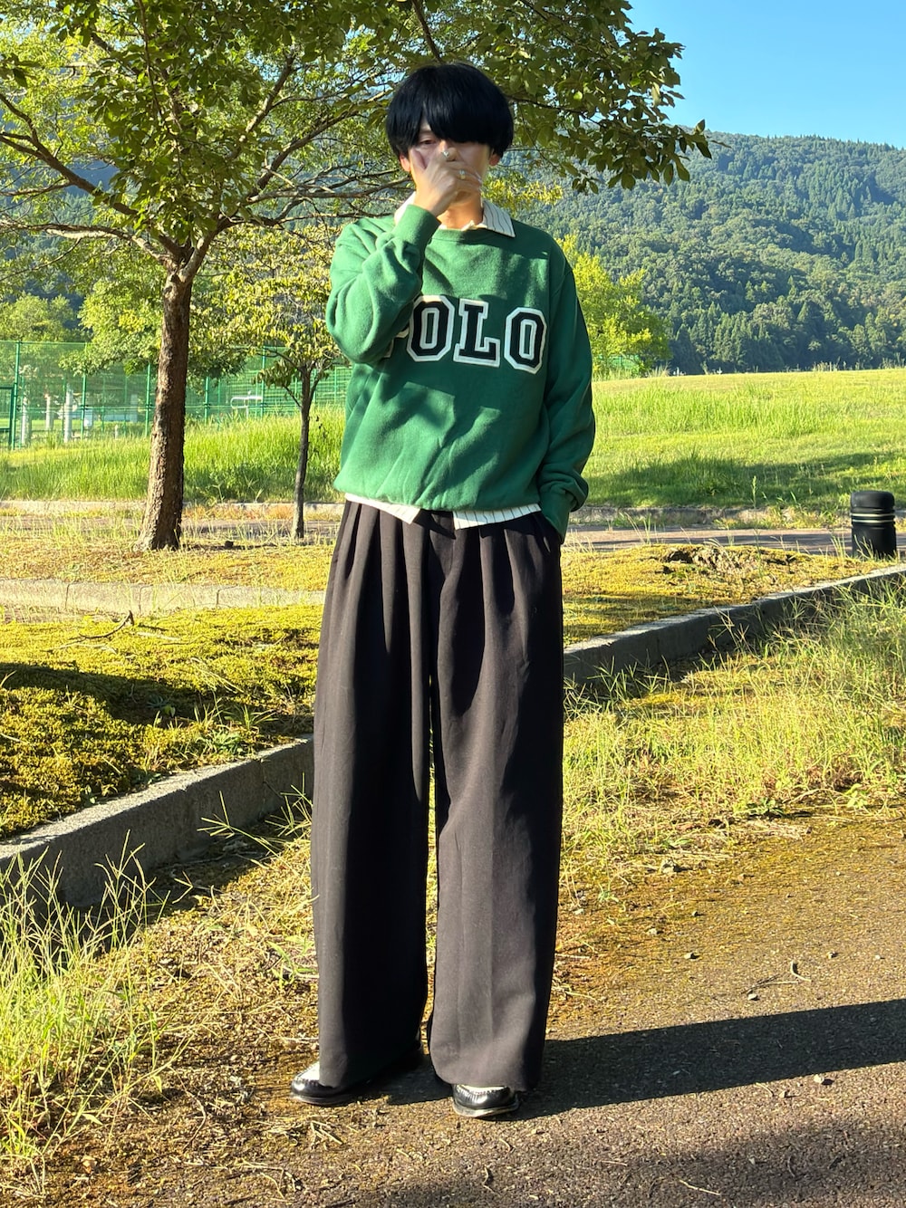ホワイト系のシャツ/ブラウス、ブラック系のスラックス、ブラック系のローファーを着用したメンズの夏コーディネートの1枚目の写真