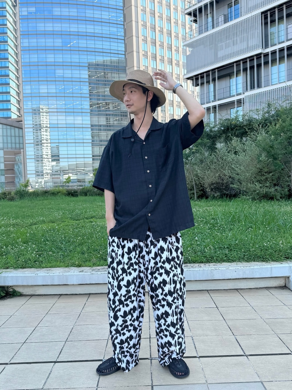 「override 、麦わら帽子、テンガロンハット、柄物、シンプルコーデ、カジュアルコーデ」｜「OVERRIDEのOVERRIDE WASHABLE BD STRAP HAT SGP / オーバーライド（ハット、ベージュ系）」を使った、おたけさん（メンズ・180cm）の夏コーディネートの1枚目の写真