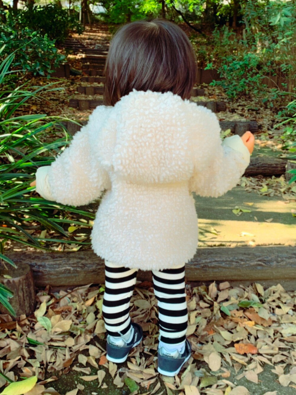 「スニーカー、ボーダー、シンプル、しましま、レギンス、モノトーン、キッズコーデ、996、フーディー、おんなのこ、レトロX、1歳5ヶ月、モコモコアウター」｜「devirockの10分丈天使のレギンス（レギンス/スパッツ、ブラック系）」を使った、shiaaaさん（キッズ・70cm）の秋コーディネートの1枚目の写真