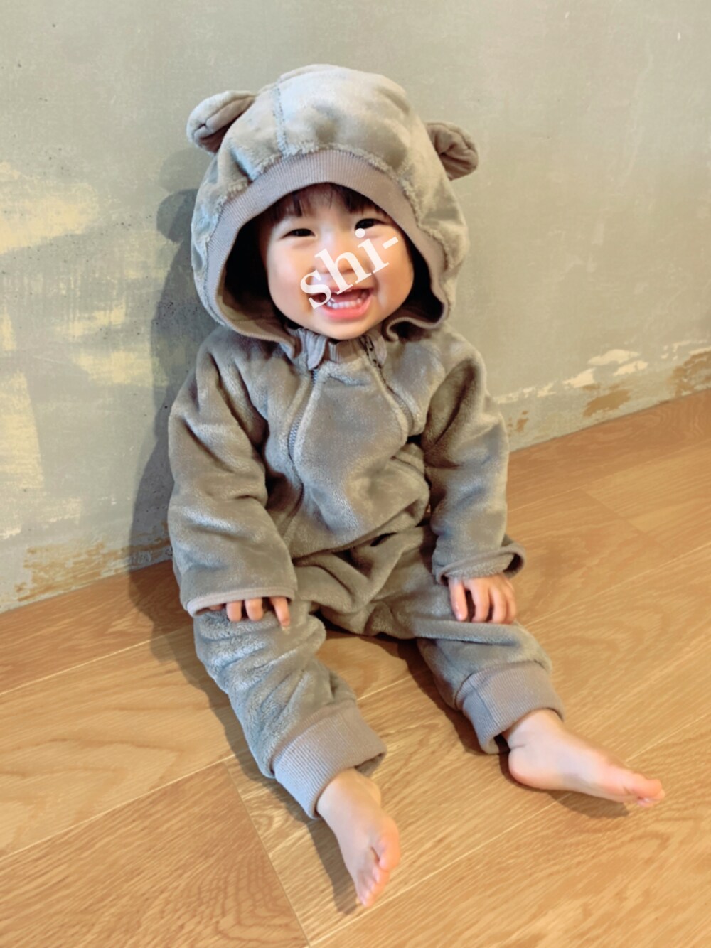 「オールインワン、休日スタイル、キッズコーデ、くまさん、1歳、おんなのこ、1歳5ヶ月、wearhalloween2021、ブラウン」｜「無印良品のアイテム（オールインワン・サロペット、ベージュ系）」を使った、shiaaaさん（キッズ・70cm）の秋コーディネートの1枚目の写真