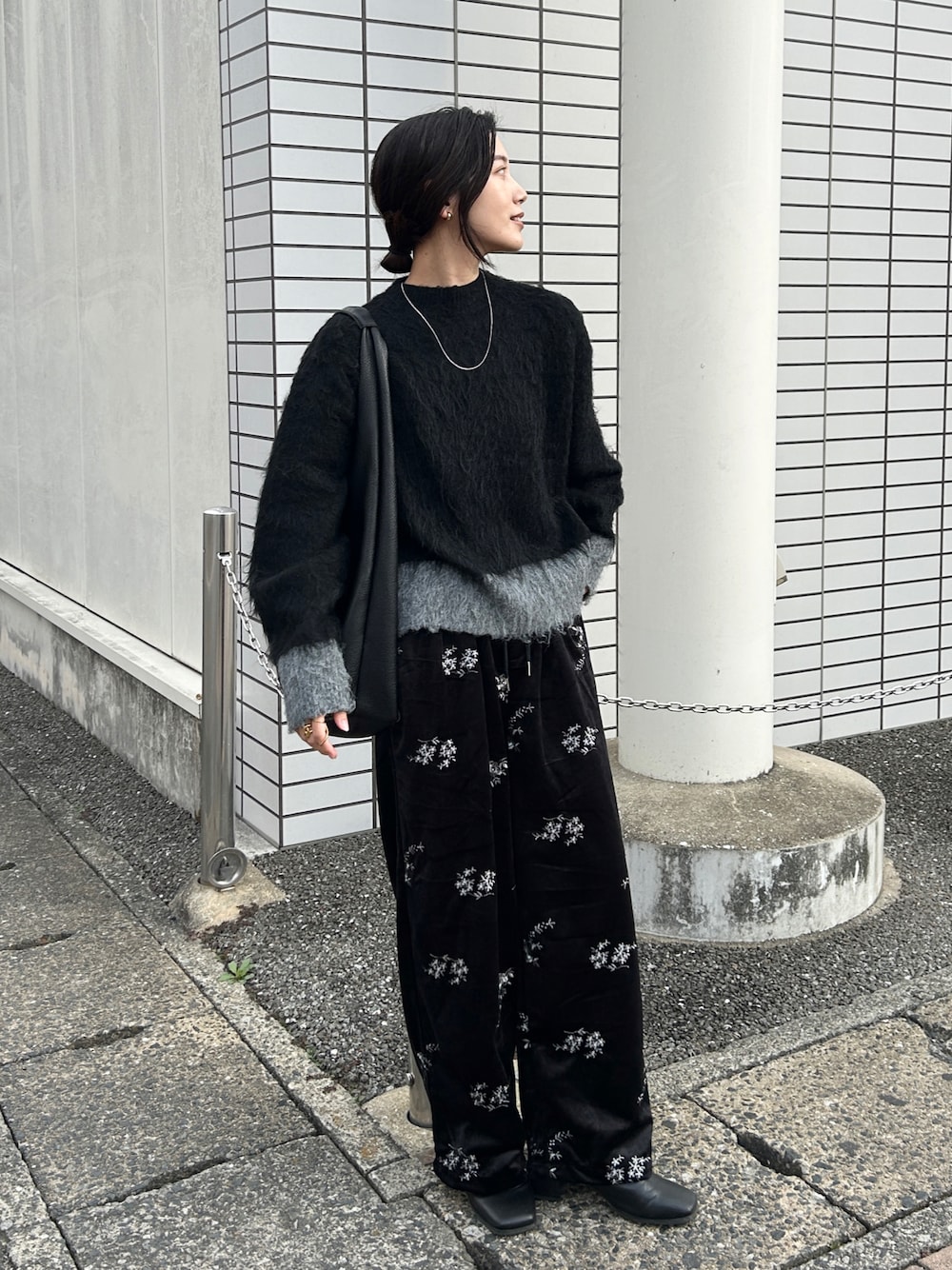 ブラック系のその他パンツ、ブラック系のブーツ、ブラック系のニット/セーターを着用したレディースの秋コーディネートの1枚目の写真