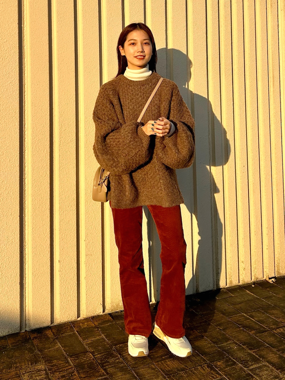 「休日スタイル、冬コーデ、ニット、コーデュロイ、フレアパンツ、スニーカー、タートルネック、レイヤードスタイル、selectmoca、UNIQLO、PR、エアマックス、NIKE、きれいめカジュアル、私の推しブランド」｜「UNIQLOのアイテム（パンツ、ブラウン系）」を使った、𝚔𝚘𝚌𝚘𝚊さん（レディース・160cm）の冬コーディネートの1枚目の写真
