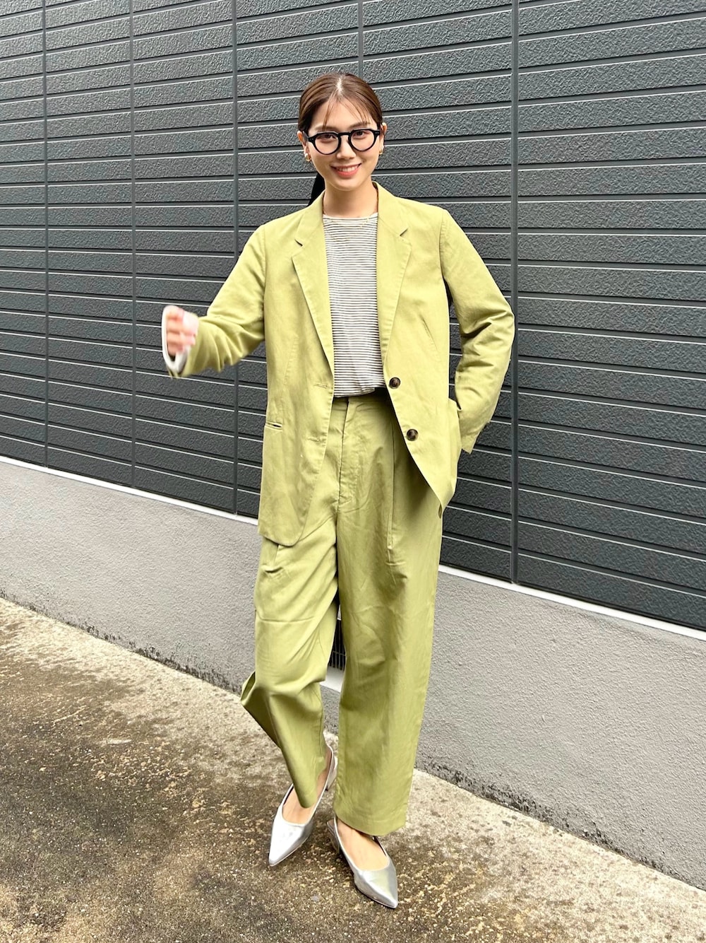 「春のNewスタイル、セットアップ、グリーン、春色、メガネ女子、シルバー、メタリック、ボーダー、チュール、プチプラ、大人カジュアル、オフィスカジュアル、春コーデ、春アウター、ジャケットスタイル」｜「CIAOPANIC TYPYの袖切替シアーアソートTEE（Tシャツ/カットソー、ホワイト系）」を使った、𝚔𝚘𝚌𝚘𝚊さん（レディース・160cm）の春コーディネートの1枚目の写真