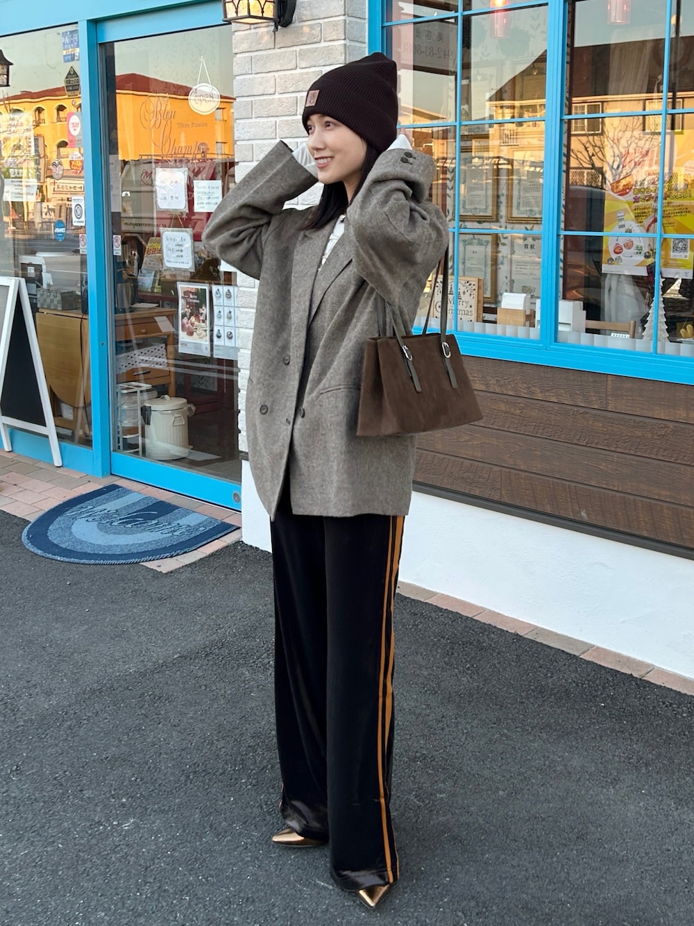 その他のパンプス、ベージュ系のテーラードジャケット、ブラウン系のその他パンツを着用したレディースの冬コーディネートの1枚目の写真