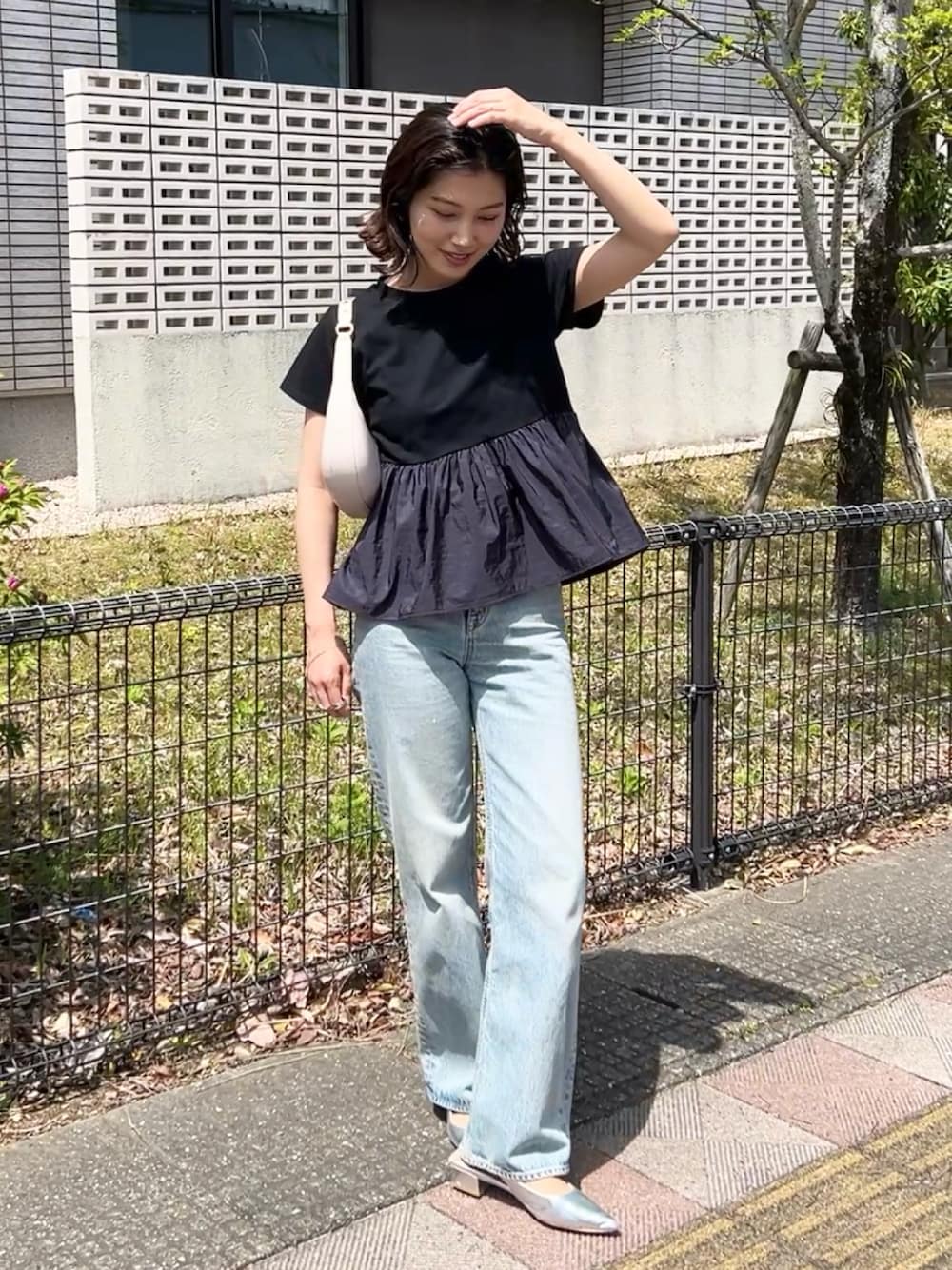 「PR、デニム、デニムパンツ、ぺプラム、ぺプラムトップス、きれいめカジュアル、大人カジュアル、シンプルコーデ、お出かけコーデ、休日スタイル、春コーデ、プチプラ、シルバー、シルバーシューズ、Tシャツ」｜「EVOLの【EVOL】バックストラップポインテッドブロックヒールパンプス IU5000（パンプス、シルバー系）」を使った、𝚔𝚘𝚌𝚘𝚊さん（骨格ナチュラル・レディース・160cm）の春コーディネートの1枚目の写真