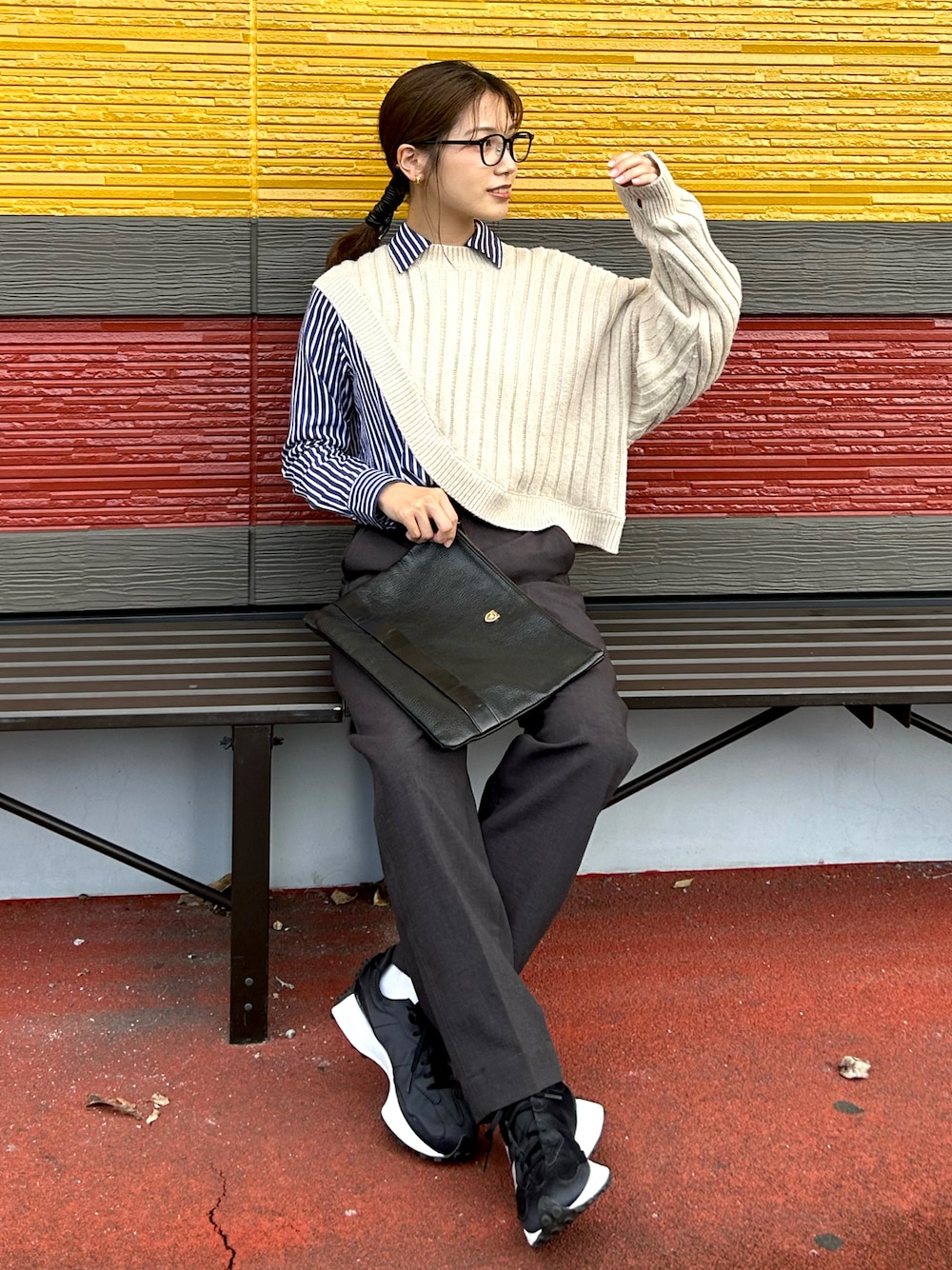 「秋冬コーデ、きれいめカジュアル、プチプラ、スニーカー、スラックス、New Balance、UNIQLO、UNIQLO U、selectmoca、メガネ女子、ワンショルダー、Steven Alan、ストライプ、ニット、レイヤードスタイル」｜「select MOCA by sonの2021 AW リブ編みワンショルダーニット（ニット/セーター、ベージュ系）」を使った、𝚔𝚘𝚌𝚘𝚊さん（レディース・160cm）の秋コーディネートの1枚目の写真