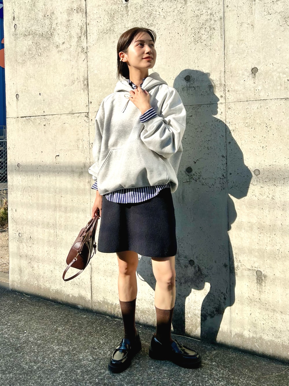 「ファッションを楽しもう、今日のコスメと服、スカート、ミニスカート、スウェット、パーカー、シャツスタイル、ストライプシャツ、レイヤードスタイル、秋コーデ、冬コーデ、ショルダーバッグ、ローファー、ブラウン、きれいめカジュアル」｜「GYMPHLEXのGymphlex | 長袖スウェットパーカー MEN（パーカー、グレー系）」を使った、𝚔𝚘𝚌𝚘𝚊さん（レディース・160cm）の秋コーディネートの1枚目の写真