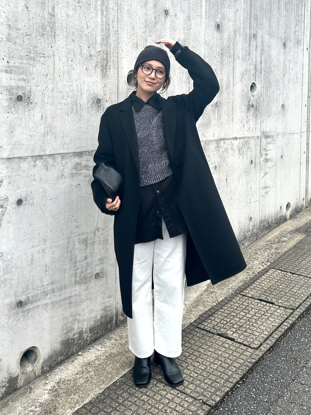 「モノトーン、レイヤードスタイル、ニット帽、ニット、ラメニット、ラメ、ベロア、シャツスタイル、メガネ女子、ブーツ、きれいめカジュアル、冬コーデ、冬アウター、プチプラ、チェスターコート」｜「UNIQLOのアイテム（ジャケット/アウター、ブラック系）」を使った、𝚔𝚘𝚌𝚘𝚊さん（レディース・160cm）の冬コーディネートの1枚目の写真