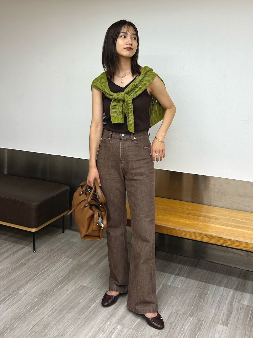 「今日のコスメと服、ブラウン、グリーン、お出かけコーデ、休日スタイル、バレエシューズ、ハンドバッグ、タンクトップ、PR、デニム、プチプラ、きれいめカジュアル、UNIQLO、メッシュ、カラー×コーデ」｜「UNIQLOのアイテム（ニット/セーター、グリーン系）」を使った、𝚔𝚘𝚌𝚘𝚊さん（レディース・160cm）の夏コーディネートの1枚目の写真