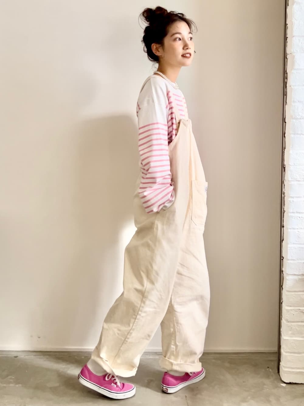 「ほめられ本命コーデ、春色、レイヤードスタイル、デニム、Wrangler、natiam、VANS、ピンク、ビビッドカラー、きれいめカジュアル、スニーカー、ボーダー、シンプルコーデ、バスクシャツ、春服デビュー宣言」｜「Wranglerの【wrangler(ラングラー)別注】サロペット（サロペット/オーバーオール、ホワイト系）」を使った、𝚔𝚘𝚌𝚘𝚊さん（レディース・160cm）の冬コーディネートの1枚目の写真