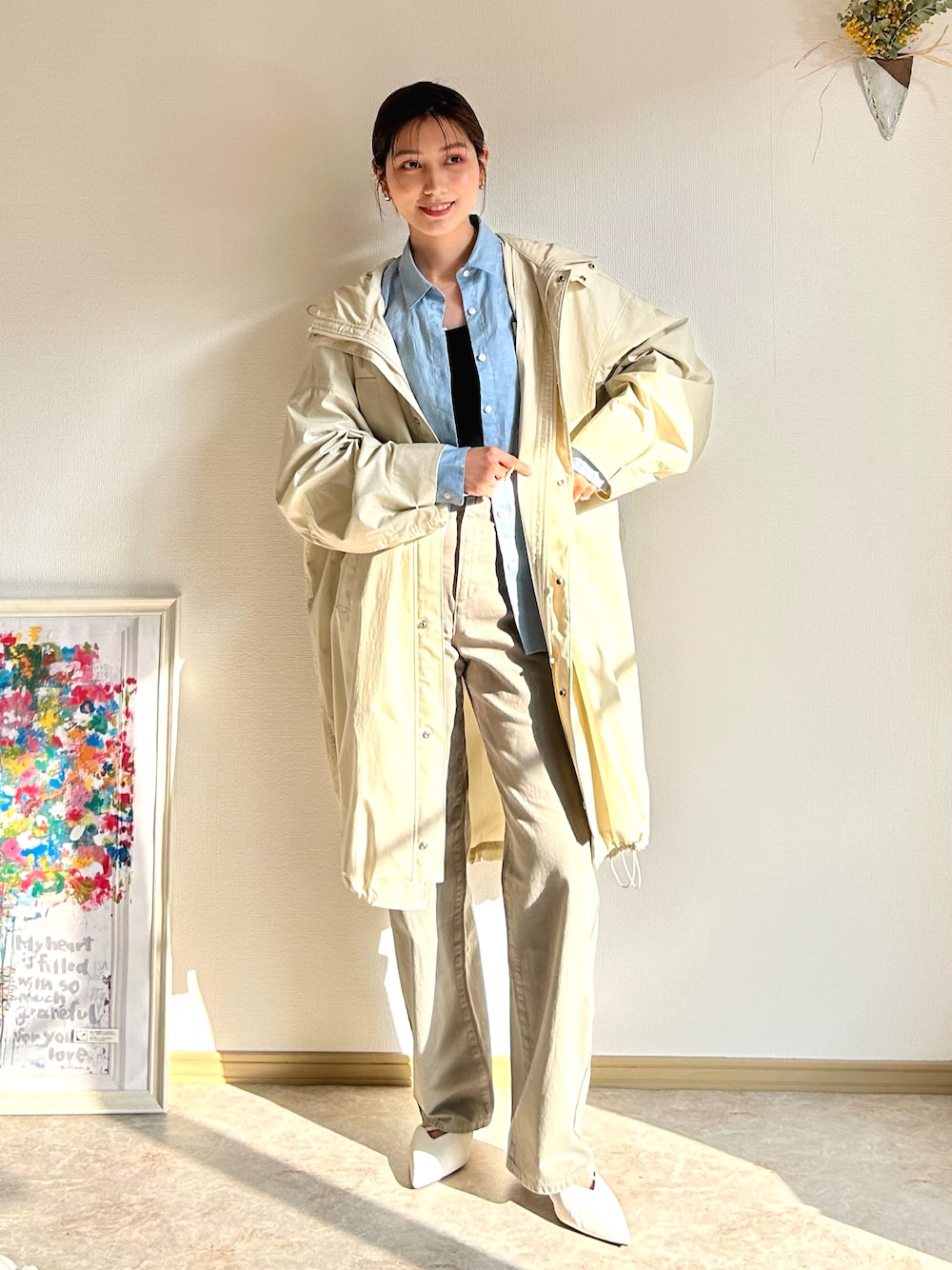 「レイヤードスタイル、お出かけコーデ、パステルカラー、春服みてみて、プチプラ、春コーデ、スポーツミックス、春のおしゃ見えテクニック、春アウター、シャツスタイル、デニム、カラーパンツ、休日スタイル、コート、パンツスタイル」｜「NEUNAのダブルクロスヒールパンプス（パンプス、ホワイト系）」を使った、𝚔𝚘𝚌𝚘𝚊さん（レディース・160cm）の春コーディネートの1枚目の写真