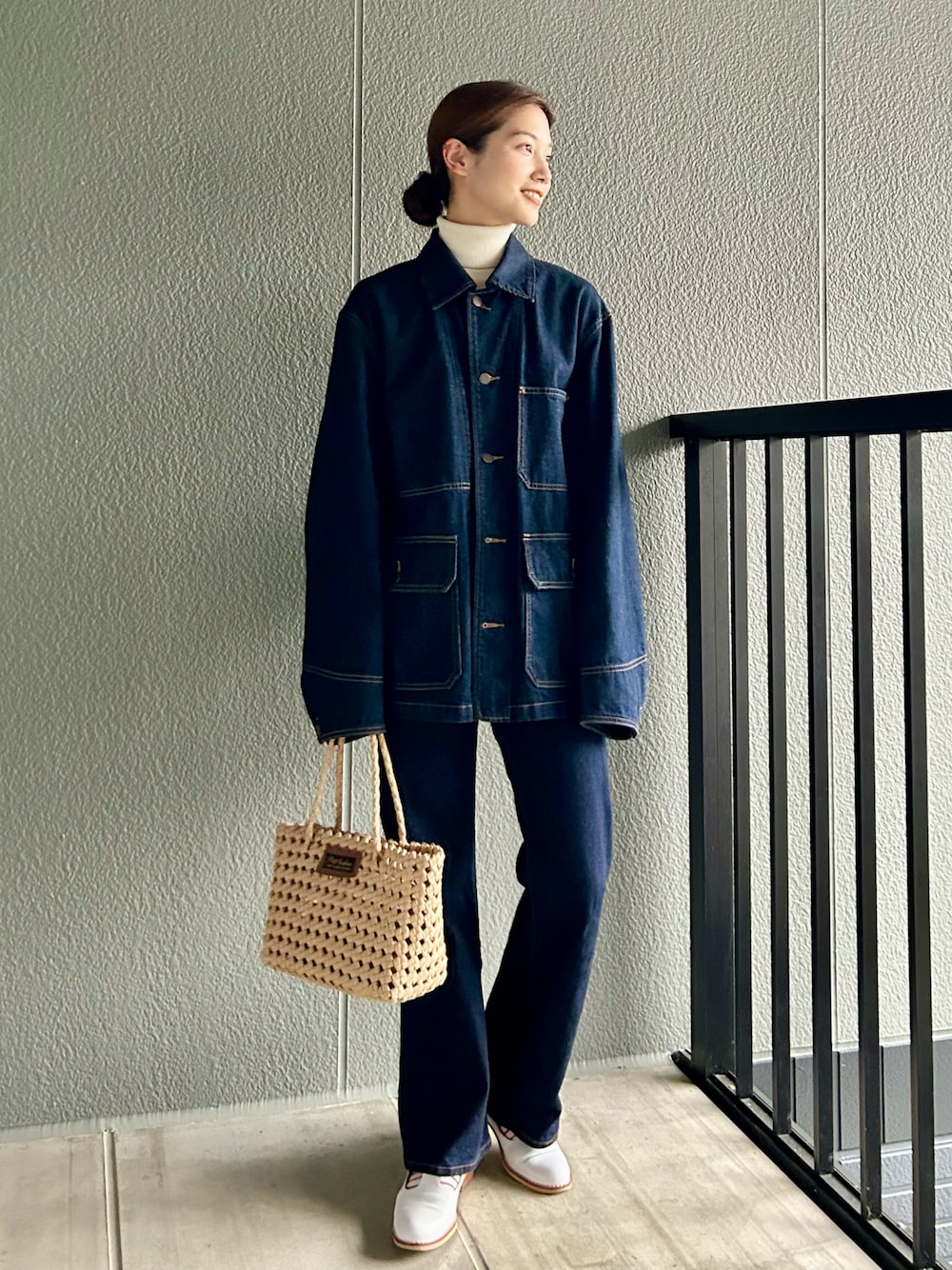 「春服デビュー宣言、春服みてみて、春コーデ、UNIQLO U、シンプルコーデ、デニムジャケット、プチプラ、ローファー、ビッグシルエット、休日スタイル、モノトーン、かごバッグ、ボーダー、レイヤードスタイル、きれいめカジュアル」｜「UNIQLOのアイテム（デニムジャケット、ブルー系）」を使った、𝚔𝚘𝚌𝚘𝚊さん（レディース・160cm）の春コーディネートの1枚目の写真