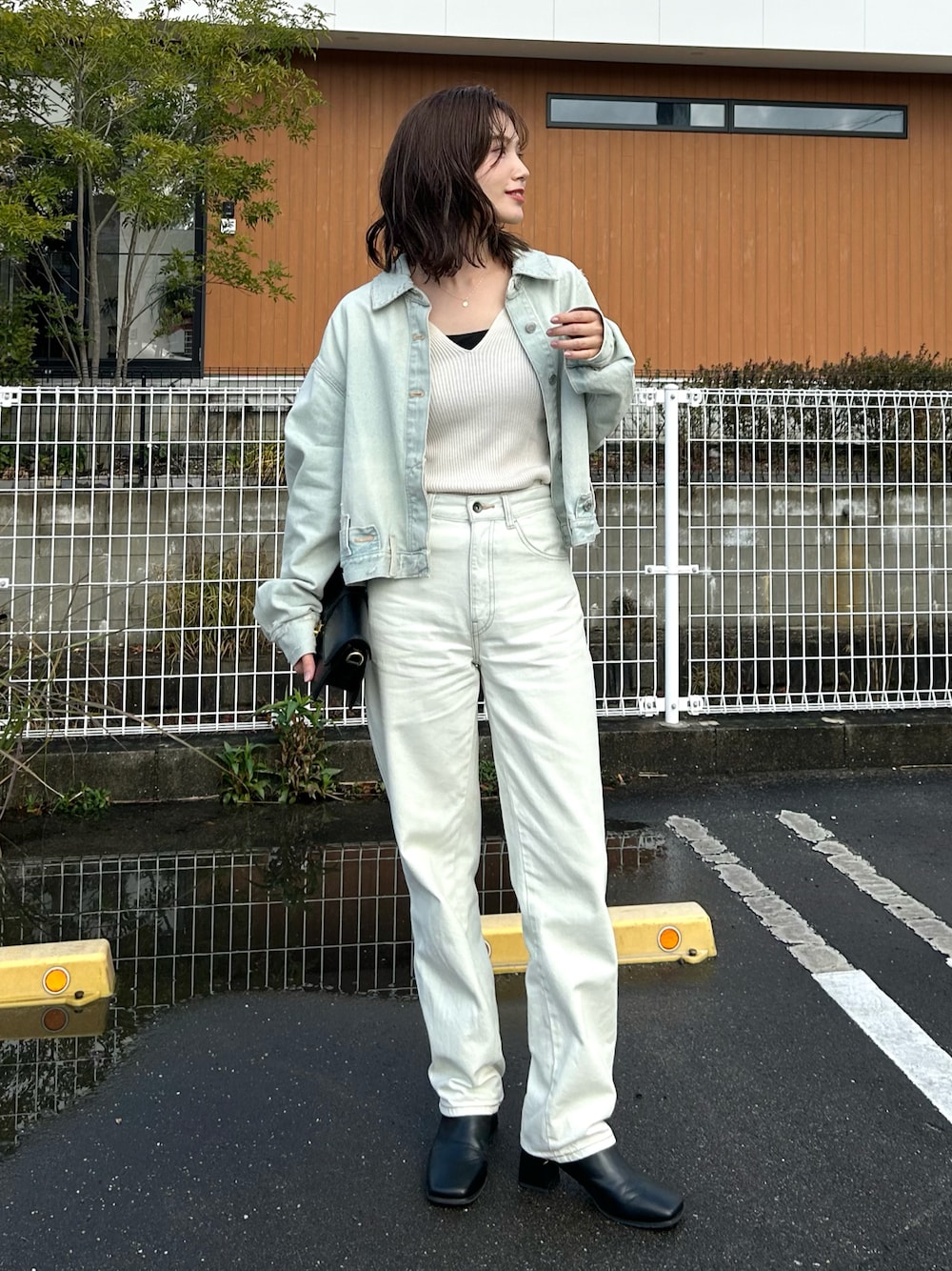 「お出かけコーデ、デニム、今日のコスメと服、ブーツ、ハンドバッグ、春コーデ、きれいめカジュアル、大人カジュアル、デートコーデ、カラーパンツ、春カラー、春アウター、淡色コーデ、似合うラボに行こう、デニムジャケット」｜「ZARAのアイテム（デニムジャケット、ブルー系）」を使った、𝚔𝚘𝚌𝚘𝚊さん（レディース・160cm）の冬コーディネートの1枚目の写真