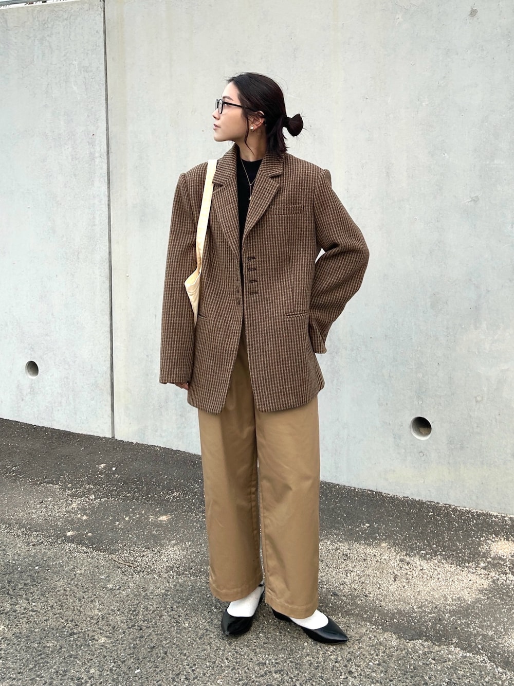 「ジャケットスタイル、テーラードジャケット、チェック、チノパン、シンプルコーデ、ニット、トートバッグ、メガネ女子、プチプラ、クリスマスに着たい服、マイベストコーデ2024、1chaku、イッチャク、マルチサイズ、PR」｜「TODAYFULのWool100% Check Jacket（テーラードジャケット、イエロー系）」を使った、𝚔𝚘𝚌𝚘𝚊さん（レディース・160cm）の冬コーディネートの1枚目の写真