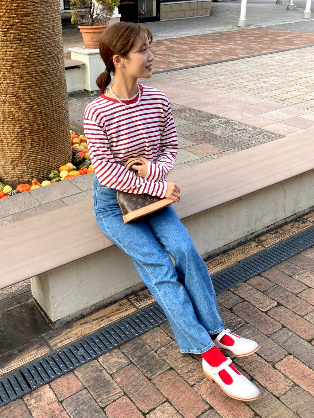 「デニム、プチプラ、シンプルコーデ、きれいめカジュアル、ボーダー、snidel、Levi's、赤ソックス、パールネックレス、BEAMS BOY、Libra Cue、ハンドバッグ、ARTESANOS、LouisVuitton、革靴」｜「SNIDELの【SNIDEL/Levi’s】ハイルーズデニムレングス27（デニムパンツ、ブルー系）」を使った、𝚔𝚘𝚌𝚘𝚊さん（レディース・160cm）の秋コーディネートの1枚目の写真