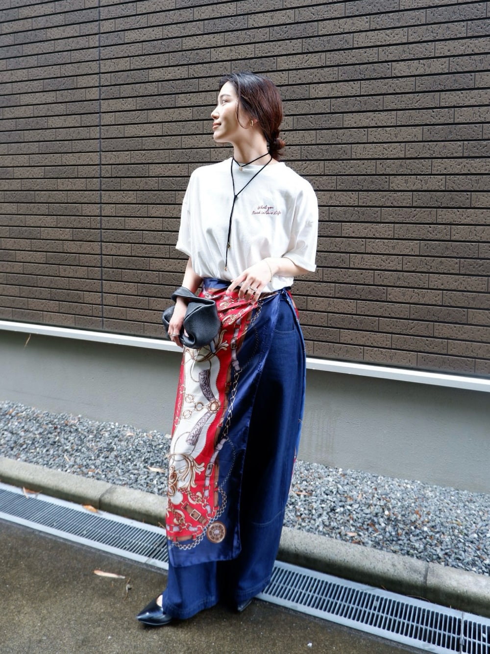「PR、Tシャツ、プチプラ、デニム、デニムパンツ、ワイドパンツ、シンプルコーデ、休日スタイル、スカーフ、レイヤードスタイル、お出かけコーデ、チョーカーネックレス、雨の日コーデ、白Tシャツ、レタリング」｜「tiptopのレタリングBIGTシャツ（Tシャツ/カットソー、ホワイト系）」を使った、𝚔𝚘𝚌𝚘𝚊さん（骨格ナチュラル・レディース・160cm）の夏コーディネートの1枚目の写真