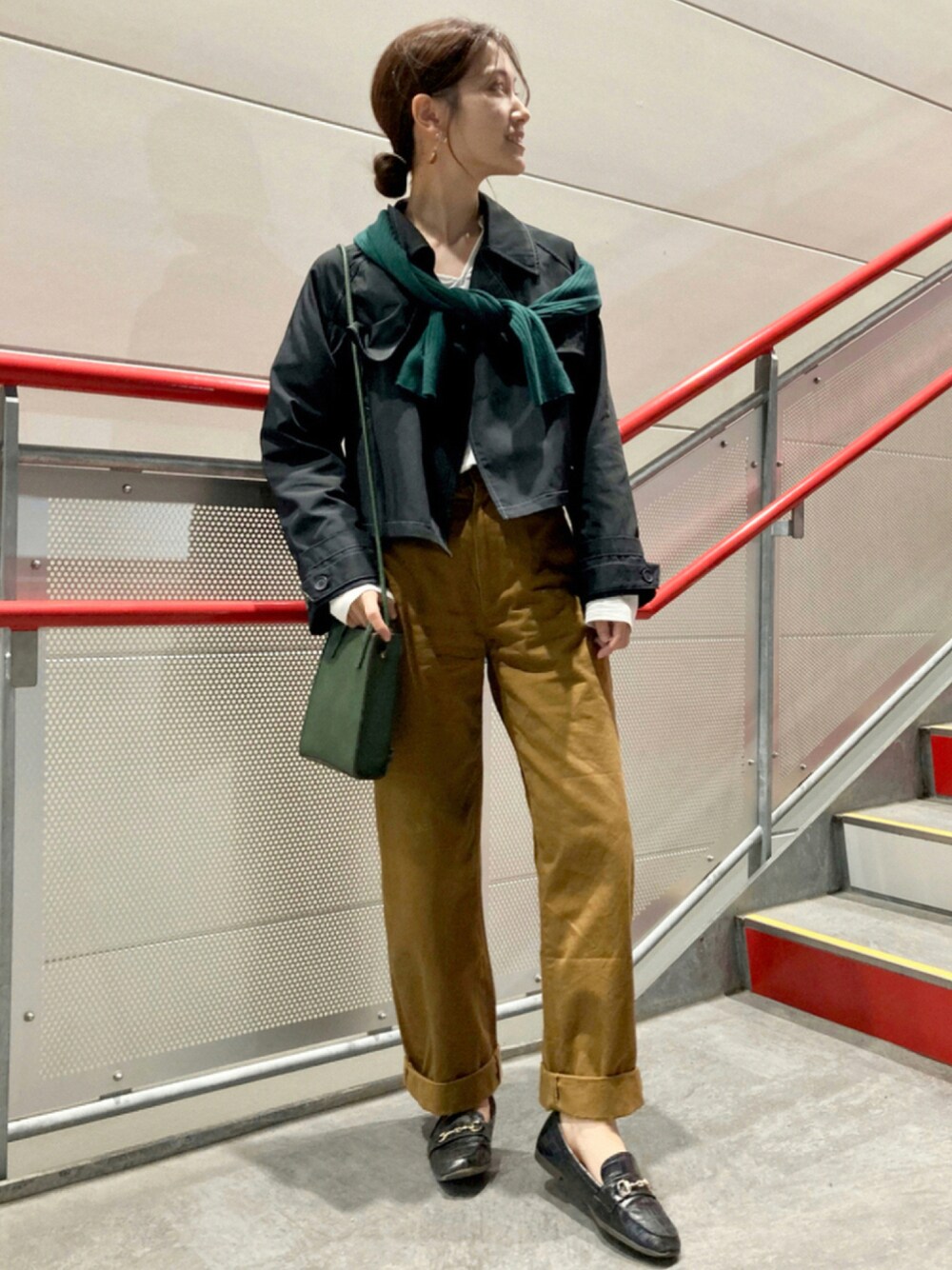 「カーディガン、グリーン、ショートトレンチ、UNIQLO、ショート丈、休日スタイル、肩掛け、ミニバッグ、肩掛けカーデ、秋コーデ、秋カラー、スクエアバッグ、UNIQLO U、秋服準備はじめました、だから秋服が好き」｜「UNIQLOのアイテム（パンツ、その他）」を使った、𝚔𝚘𝚌𝚘𝚊さん（レディース・160cm）の秋コーディネートの1枚目の写真
