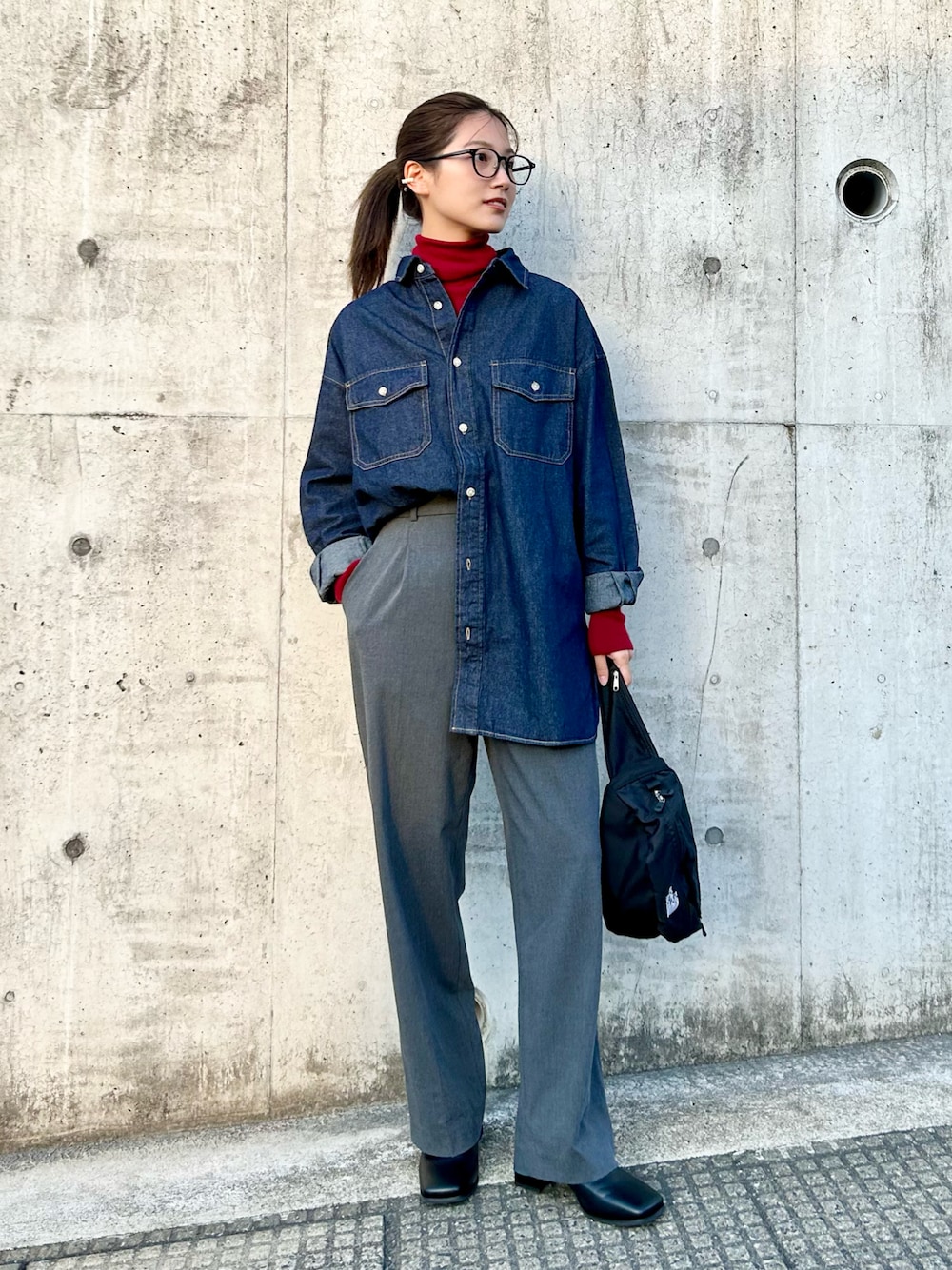 「ファッションを楽しもう、今日のコスメと服、秋コーデ、スラックス、プチプラ、ブーツ、メガネ女子、デニム、シャツスタイル、ニット、タートルネック、赤、ワイドパンツ、ショルダーバッグ、きれいめカジュアル」｜「UNIQLOのアイテム（ニット/セーター、レッド系）」を使った、𝚔𝚘𝚌𝚘𝚊さん（レディース・160cm）の秋コーディネートの1枚目の写真