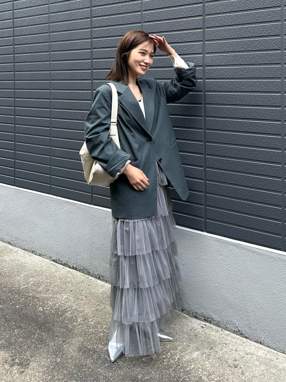 「春のNewスタイル、グレー、チュール、シアー、ティアードスカート、メタリック、シルバー、ジャケットスタイル、ショルダーバッグ、レイヤードスタイル、シンプルコーデ、休日スタイル、プチプラ、春コーデ、テーラードジャケット」｜「GUのアイテム（テーラードジャケット、グレー系）」を使った、𝚔𝚘𝚌𝚘𝚊さん（レディース・160cm）の春コーディネートの1枚目の写真