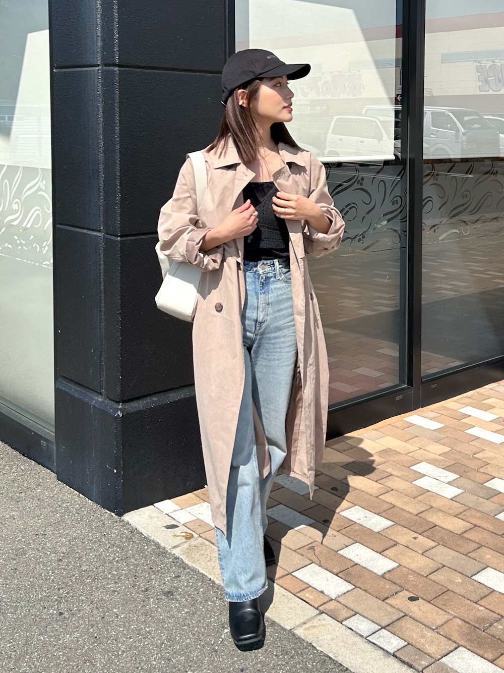 「春のおしゃ見えテクニック、春コーデ、春アウター、トレンチコート、デニム、ブーツ、プチプラ、キャップ、ビスチェ、レイヤードスタイル、ショルダーバッグ、スプリングコート、オフィスカジュアル、お出かけコーデ、PR」｜「tiptopの【2サイズ展開】ボリューム袖ベルト付きトレンチコート【ZOZO限定アイテム】（トレンチコート、ベージュ系）」を使った、𝚔𝚘𝚌𝚘𝚊さん（レディース・160cm）の春コーディネートの1枚目の写真
