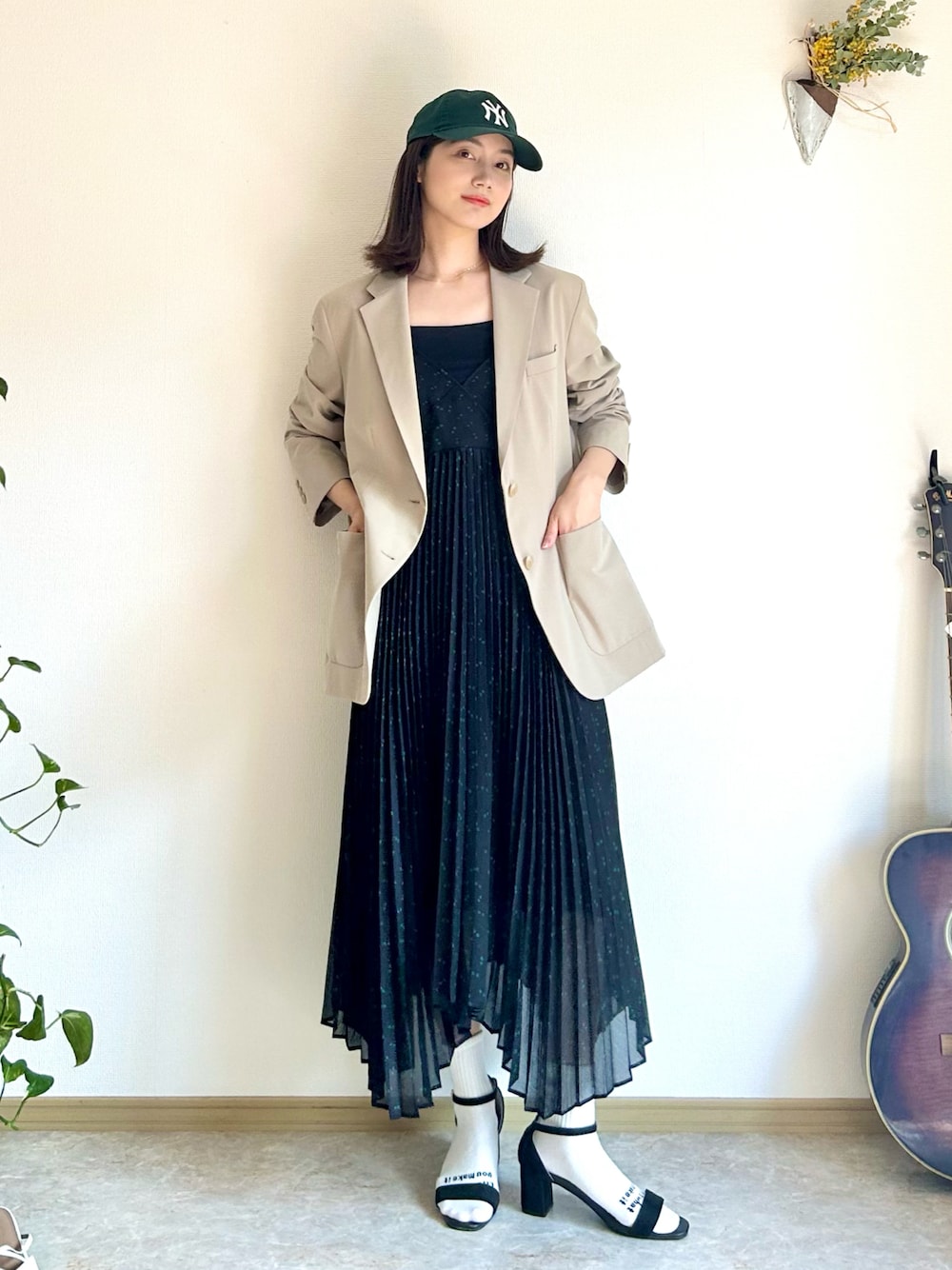 「似合うラボに行こう、スポーツミックス、キャミワンピ、ロングワンピース、キャップ、レイヤードスタイル、サンダル、ロゴソックス、春コーデ、プチプラ、春服みてみて、ジャケットスタイル、お出かけコーデ、今日のコスメと服、テーラードジャケット」｜「FREAK'S STOREのNEW ERA/ニューエラ 9TWENTY　NY/クロスストラップ ウォッシュドコットン ニューヨーク・ヤンキース（キャップ、グリーン系）」を使った、𝚔𝚘𝚌𝚘𝚊さん（レディース・160cm）の春コーディネートの1枚目の写真