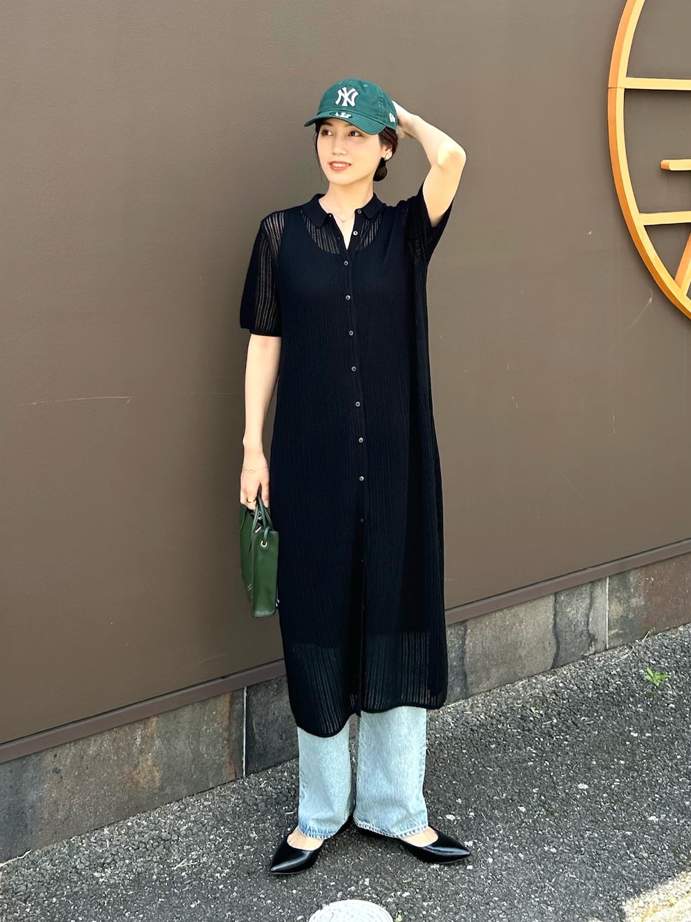 「モノトーン、雨の日コーデ、キャップ、プチプラ、ワンピース、オトナカジュアル、ブラックコーデ、夏コーデ、ニットワンピース、レイヤードスタイル、デニム、グリーン、きれいめカジュアル、デートコーデ、初夏コーデ」｜「FREAK'S STOREのNEW ERA/ニューエラ 9TWENTY　NY/クロスストラップ ウォッシュドコットン ニューヨーク・ヤンキース（キャップ、グリーン系）」を使った、𝚔𝚘𝚌𝚘𝚊さん（レディース・160cm）の夏コーディネートの1枚目の写真