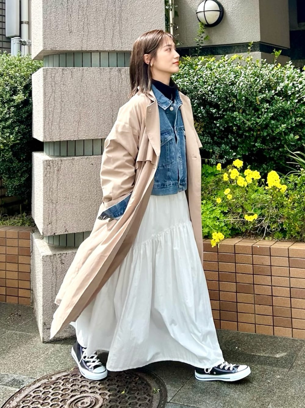 「春のおしゃ見えテクニック、デニム、デニムジャケット、ジャケットスタイル、レイヤードスタイル、スニーカー、converse、タートルネック、春服みてみて、春コーデ、春アウター、プチプラ、春色、大人カジュアル、休日スタイル」｜「tiptopの[丈が選べる]デニムGジャン（デニムジャケット、ブルー系）」を使った、𝚔𝚘𝚌𝚘𝚊さん（レディース・160cm）の春コーディネートの1枚目の写真