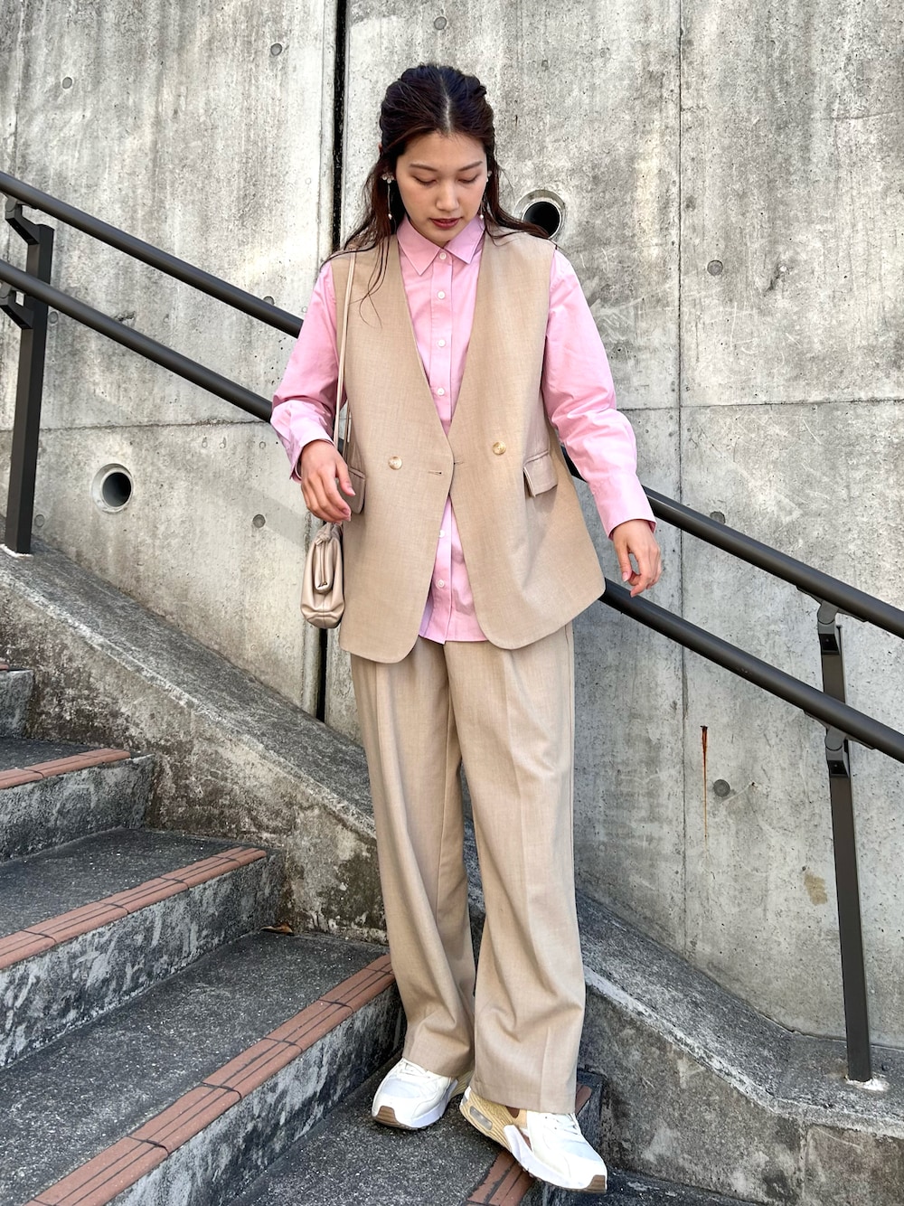 「春服デビュー宣言、きれいめカジュアル、セットアップ、ピンク、スニーカー、ベージュ、淡色コーデ、シャツスタイル、レイヤードスタイル、PR、パステル映える春、プチプラ、春服みてみて、エアマックス、スラックス」｜「select MOCAの2022 AW ノーカラールーズベストセットアップ（セットアップ、ベージュ系）」を使った、𝚔𝚘𝚌𝚘𝚊さん（レディース・160cm）の春コーディネートの1枚目の写真