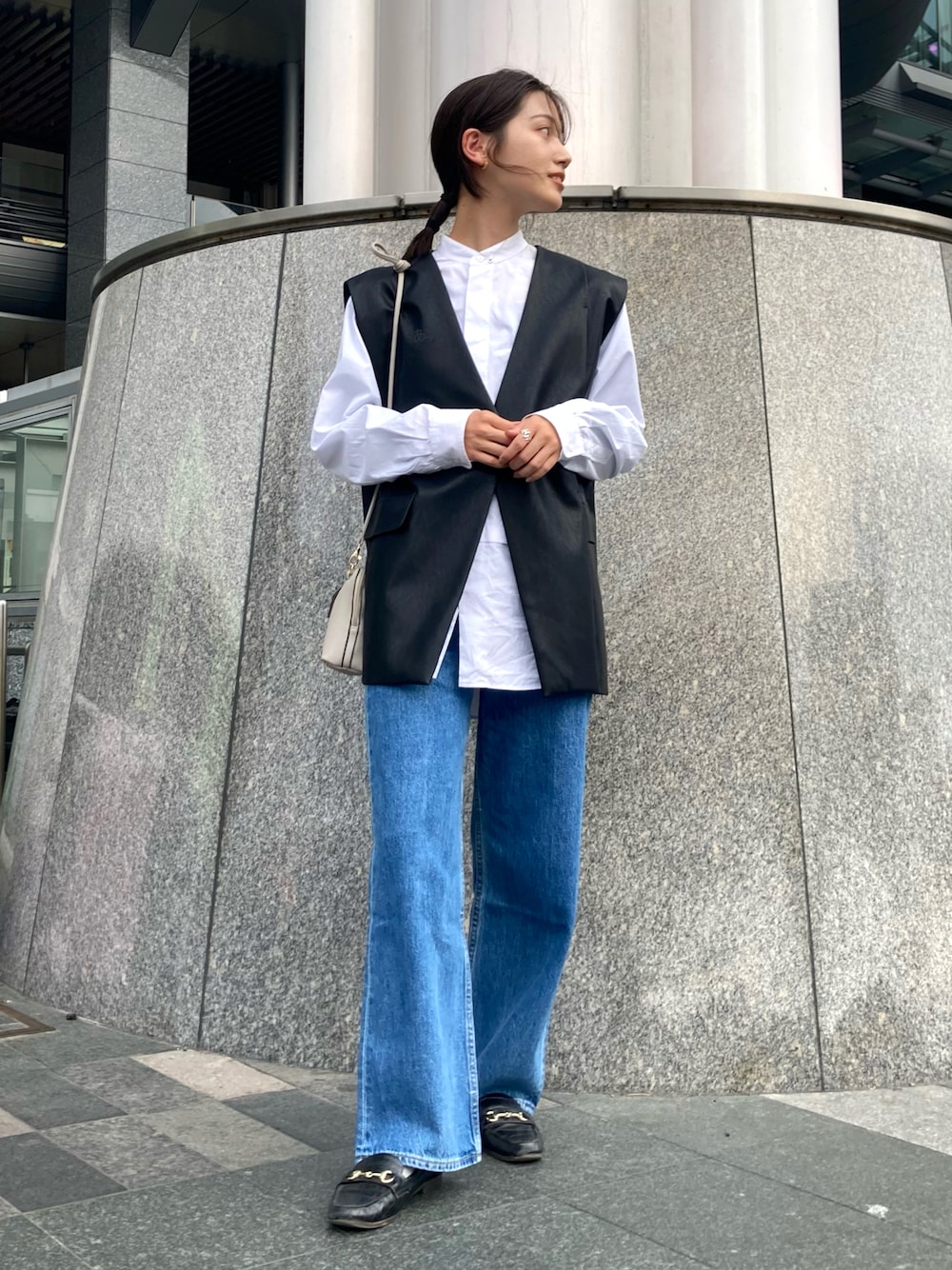 「春服みてみて、春コーデ、ローファー、デニム、レイヤードスタイル、春アウター、ベスト、レザーベスト、フレアパンツ、シャツスタイル、ショルダーバッグ、リーバイス、snidel、selectmoca、UNIQLO」｜「GUのアイテム（ローファー、ブラック系）」を使った、𝚔𝚘𝚌𝚘𝚊さん（レディース・160cm）の春コーディネートの1枚目の写真