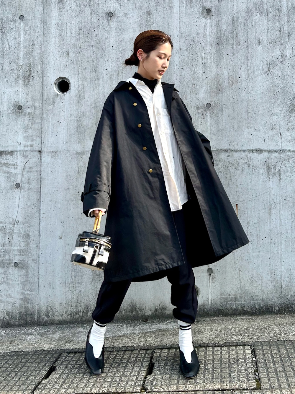 「春服デビュー宣言、モノトーン、春アウター、きれいめカジュアル、ビッグシルエット、ラインソックス、ジョガーパンツ、PR、GU、スウェット、休日スタイル、プチプラ、春服みてみて、シャツスタイル、レイヤードスタイル」｜「kakatooのカカトゥ kakatoo / バンブーハンドル2wayバニティバッグ（ハンドバッグ、ブラック系）」を使った、𝚔𝚘𝚌𝚘𝚊さん（レディース・160cm）の春コーディネートの1枚目の写真