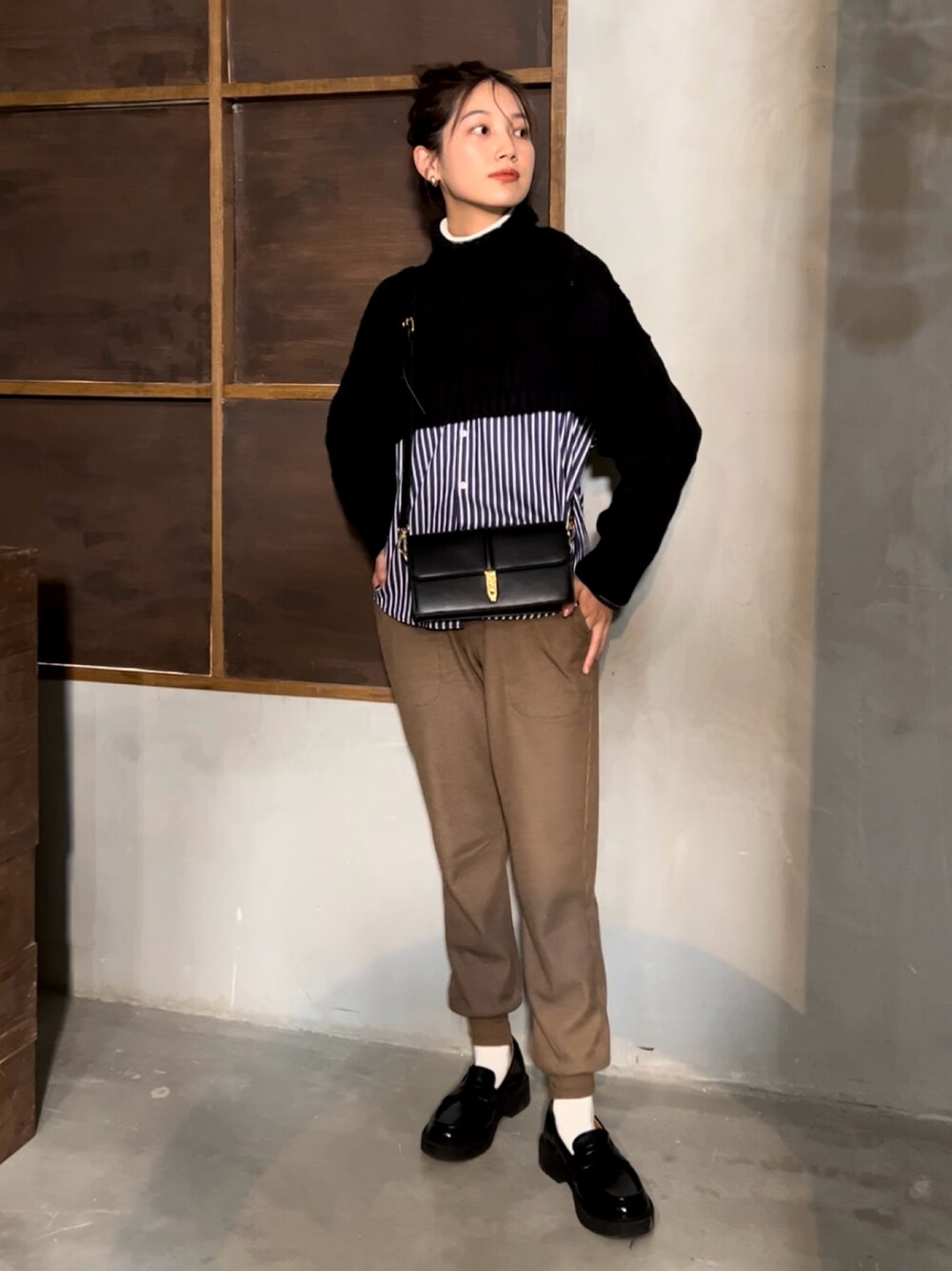 「ニット、ワッフルパンツ、レイヤードスタイル、きれいめカジュアル、ラクチンコーデ、休日スタイル、ローファー、冬コーデ、マイベストコーデ2023、ストライプシャツ、ストライプ、タートルネック、ショート丈トップス、ショルダーバッグ、お出かけコーデ」｜「UNIQLOのアイテム（トップス、ホワイト系）」を使った、𝚔𝚘𝚌𝚘𝚊さん（レディース・160cm）の冬コーディネートの1枚目の写真