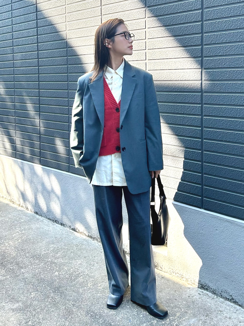 「ファッションを楽しもう、レイヤードスタイル、ブーツ、ハンドバッグ、メガネ女子、きれいめカジュアル、カーディガン、ジャケット、ジャケットスタイル、シャツスタイル、韓国ファッション、グレー、オフィスカジュアル、赤、スラックス」｜「JINSのアイテム（メガネ、ブラック系）」を使った、𝚔𝚘𝚌𝚘𝚊さん（レディース・160cm）の秋コーディネートの1枚目の写真