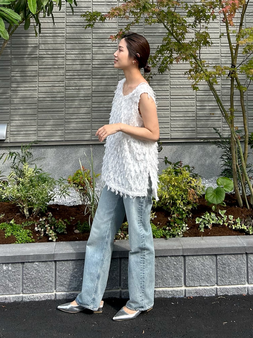 「夏コーデ、デニムパンツ、デニム、ブラウス、シンプルコーデ、きれいめカジュアル、シルバー、メタリック、ハンドバッグ、プチプラ、タンクトップ、お出かけコーデ、淡色コーデ、シアートップス、デートコーデ」｜「RANANのカットジャカードブラウス（シャツ/ブラウス、ホワイト系）」を使った、𝚔𝚘𝚌𝚘𝚊さん（レディース・160cm）の夏コーディネートの1枚目の写真