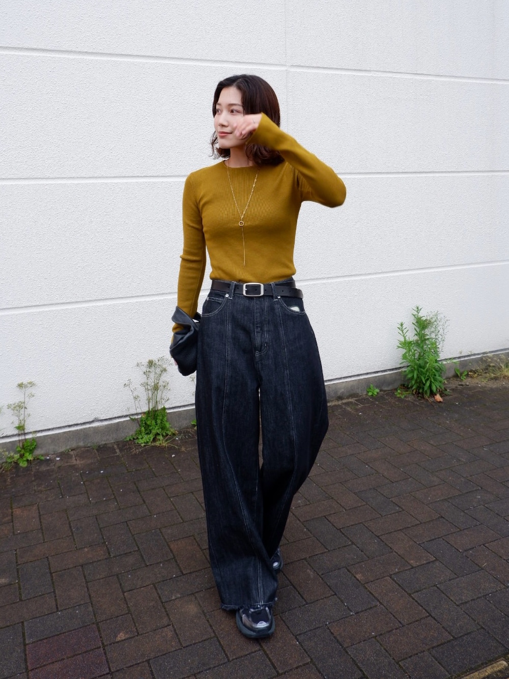 「シンプルコーデ、スニーカー、大人カジュアル、きれいめカジュアル、デニム、デニムパンツ、ワイドデニム、ワイドパンツ、春コーデ、チェーンネックレス、プチプラ、PR、ニット、オリーブ、NIKE」｜「STYLEMIXERのスリットニットトップ（ニット/セーター、グリーン系）」を使った、𝚔𝚘𝚌𝚘𝚊さん（骨格ナチュラル・レディース・160cm）の春コーディネートの1枚目の写真