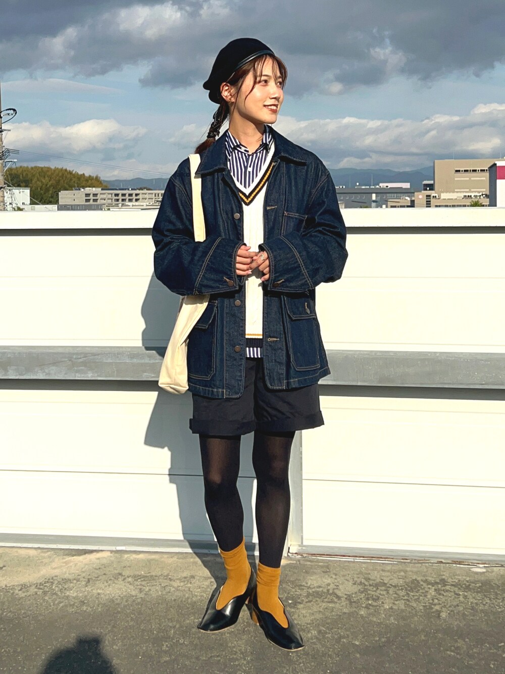 「秋冬コーデ、ベスト、UNIQLO、Polo Ralph Lauren、プチプラ、ニット、レイヤードスタイル、ビッグシルエット、トートバッグ、デニム、ベレー帽、ストライプシャツ、LOWRYS FARM、Libra Cue、チノパン」｜「LOWRYS FARMのアイテム（ハンチング/ベレー帽、ブラック系）」を使った、𝚔𝚘𝚌𝚘𝚊さん（レディース・160cm）の秋コーディネートの1枚目の写真