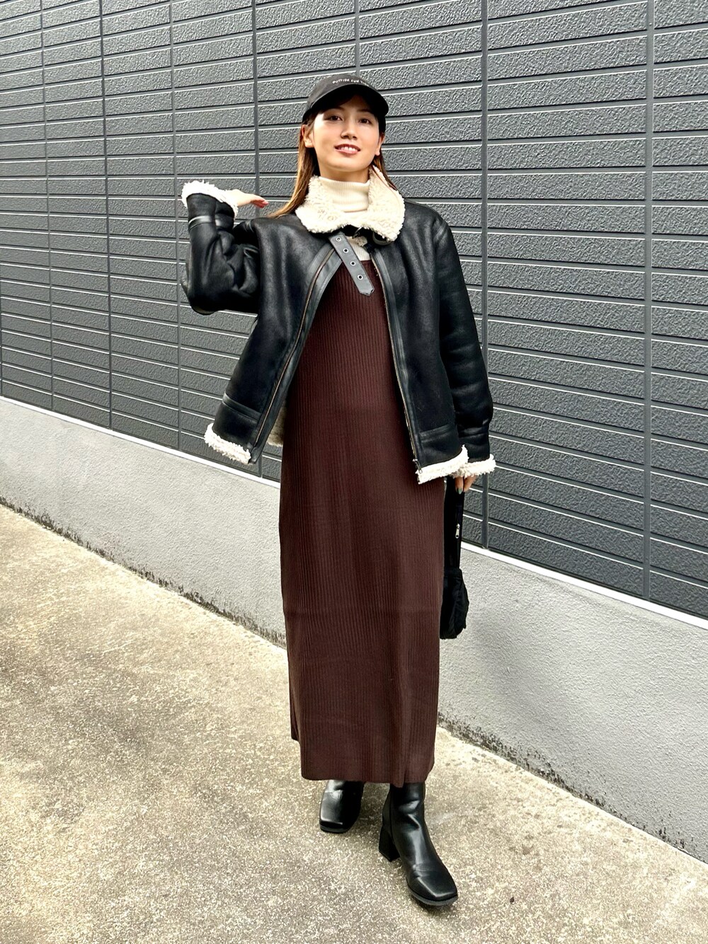「キャップ、ボアブルゾン、冬アウター、ブーツ、ワンピース、タートルネック、きれいめカジュアル、休日スタイル、クリスマスに着たい服、レザー、ブラウン、デートコーデ、キャミワンピ、マイベストコーデ2023、お出かけコーデ」｜「UNIQLOのアイテム（キャップ、ブラック系）」を使った、𝚔𝚘𝚌𝚘𝚊さん（レディース・160cm）の冬コーディネートの1枚目の写真