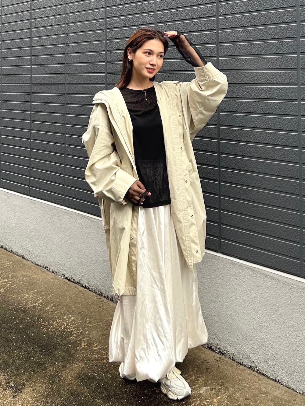 「プチプラ、バルーンスカート、チュール、シアートップス、スニーカー、厚底シューズ、New Balance、レイヤードスタイル、ロングスカート、デートコーデ、春夏コーデ、アウトドアスタイル、モノトーン、お出かけコーデ、きれいめカジュアル」｜「CIAOPANIC TYPYの袖切替シアーアソートTEE（Tシャツ/カットソー、ブラック系）」を使った、𝚔𝚘𝚌𝚘𝚊さん（レディース・160cm）の春コーディネートの1枚目の写真