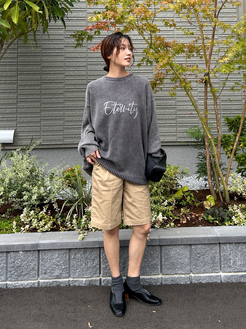 「秋っぽコーデ更新中、ハーフパンツ、シンプルコーデ、ロゴニット、きれいめカジュアル、ラフコーデ、プチプラ、ハンドバッグ、パンプス、スクエアトゥ、秋コーデ、大人カジュアル、初秋コーデ、ロゴ、ラクチンコーデ」｜「tiptopのストーンウォッシュロゴニットプルオーバー（ニット/セーター、ブラック系）」を使った、𝚔𝚘𝚌𝚘𝚊さん（レディース・160cm）の秋コーディネートの1枚目の写真