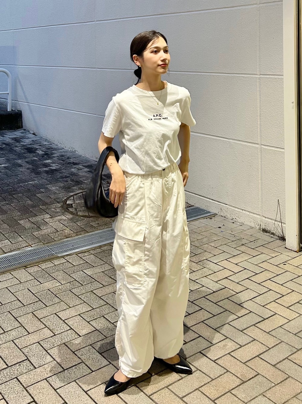 「夏だ！Tシャツ着よう！、きれいめカジュアル、プチプラ、さらっと晴れやかスナップ、フェスコーデ、シンプルスタイル、ハンドバッグ、お出かけコーデ、ホワイト、ホワイトコーデ、スポーツミックス、ワントーン、ロゴT、夏コーデ、カーゴパンツ」｜「A.P.C.のT-SHIRT PETITE RUE MADAME H（Tシャツ/カットソー、ホワイト系）」を使った、𝚔𝚘𝚌𝚘𝚊さん（レディース・160cm）の夏コーディネートの1枚目の写真